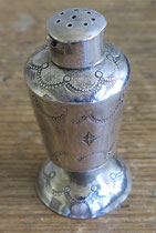 5562 Navajo Salt/Pepper Shaker c.1950 .875x1.875" $125