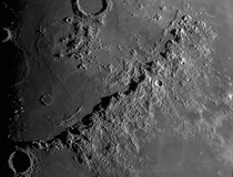 Monts des Apennins. Chaîne de montagnes 953x100 km nommés par Helvetius en 1647 bordants la mer Imbrium en son sud.