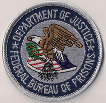 DOJ - Department of Justice / Federal Bureau of Prisons - FBP  (USA)  (Logo officiel / Official logo)  (Rond / Round)  (Modèle Argent / Silver model)