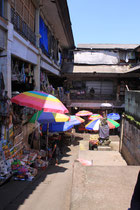auf dem Markt in Ubud - alles sehr arm und der Müll wird dort auch direkt vor den Läden in einer Ecke gesammelt, so dass es bei der Hitze einfach richtig stinkt.. 