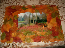 Une photo, des feuilles séchées collées sur une feuille A3. Plastifier le tout à l'aide d'une plastifieuse.