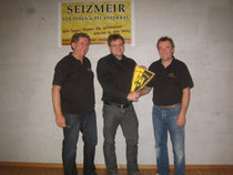 v.l.n.r: Peter Oberndorfer (Jugendleiter), Josef Seizmeir (Sponsor), Mike Wenger (2.Vereinsvorstand)