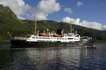 Hurtigruten Schiff im Trollfjorden