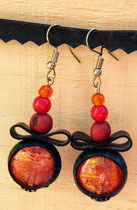 Boucle d'oreille pendentif ornée de chambre à air composée d'un mélange de perles aux tons rouge et orange.