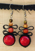 Boucle d'oreille pendentif ornée de chambre à air composée d'un mélange de perles dans les tons rouge, orange, jaune et métal.