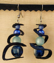 Boucle d'oreille pendentif ornée de chambre à air composée d'un mélange de perles dans les tons bleus.