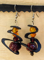 Boucle d'oreille pendentif ornée d'une vague de chambre à air composée d'un mélange de perles aux tons prune, orange et jaune.