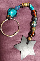 porte clé étoile en perles de couleur bleu et marron.