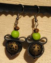 Boucle d'oreille pendentif ornée de chambre à air composée d'un mélange de perles dans les tons vert et d'une perle en métal.
