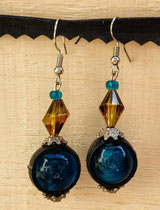 Boucle d'oreille pendentif ornée de chambre à air composée d'un mélange de perles dans les tons bleu et jaune.
