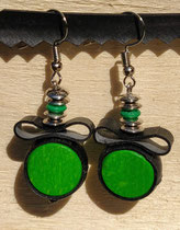 Boucle d'oreille pendentif ornée de chambre à air composée d'un mélange de perles dans les tons verts.