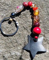 porte clé étoile en perles de couleur rouge et orange.