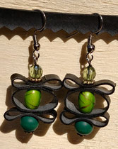 Boucle d'oreille pendentif ornée de chambre à air composée d'un mélange de perles dans les tons verts.