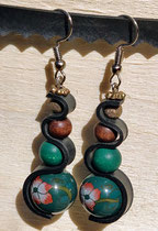 Boucle d'oreille pendentif ornée de chambre à air composée d'un mélange de perles dans les tons vert et bois.