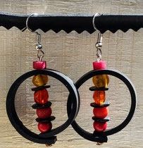 Boucle d'oreille pendentif ornée d'un cercle de chambre à air composée d'un mélange de perles aux tons rouge, orange et jaune.