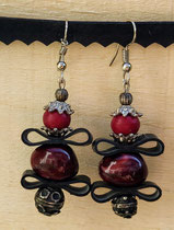 Boucle d'oreille pendentif ornée de chambre à air composée d'un mélange de perles dans les tons prune et rouge.
