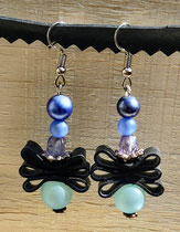 Boucle d'oreille pendentif ornée de chambre à air composée d'un mélange de perles dans les tons bleus.
