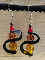 Boucle d'oreille pendentif ornée d'une vague de chambre à air composée d'un mélange de perles aux tons rouge, orange et jaune.