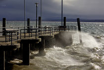 Sturmtief Sabine peitscht das Wasser an die Hafenmauer von Unteruhldingen 200210-082V 