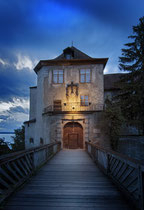 Eingang zur Burg Meersburg in der Abenddämmerung 220914-061H