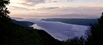 Blick vom Haldenhof auf den See und die Berge in der Morgendämmerung 130515-001 