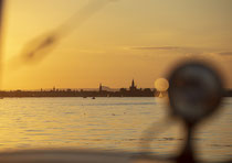 Blick vom Boot auf Konstanz im Sonnenuntergang 220803-025 