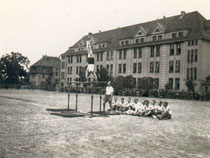 Oktober: die Eutiner Kaserne im Jahr 1936