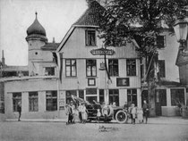 Juli: das Voss-Haus im Jahr 1905