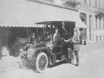 April: Automobil in der Bahnhofstraße, 1912