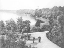 Juli: Badeanstalt am kleinen See 1905