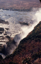 Der berühmte David Livingstone war der erste Europäer, der am 16. November 1855 die Victoriafälle sah. Sie stellen den breitesten, einheitlich herabstürzende Wasserfall der Erde dar. Er ist heute ein Weltnaturerbe der UNESCO.