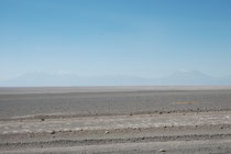 Fahrt von Antofagasta nach San Pedro de Atacama. 250 km durch nichts als Steine und Sand. Es war schön, nach etwa 3 Stunden Fahrt, am Horizont wieder Berge zu sehen...