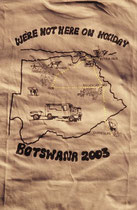 Auf diesem T-Shirt, einem Andenken an unsere Reise, ist die Reiseroute ersichtlich. Sie führte von Südafrika (Johannesburg) nach Botswana (Nata, Makgadikgadi-Ebene, Maun, Okavangodelta, Moremi, Savuti, Chobe NP), Zimbabwe (Victoria Falls) und zurück.