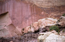 Oberhalb des Fruita Schulhauses befinden sich sehenswerte Petroglyphen präkolumbianischer Indianer aus der Zeit von 600 bis 1300 n. Chr. Damals lebten die Menschen der Fremont Kultur (Zeitgenossen der Anasazis) in diesem Gebiet.