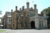 Das von 1837 - 1843 erbaute Government House, befindet sich ebenfalls direkt beim botanischen Garten. Es war (und ist) die offizielle Residenz des Gouverneurs von New South Wales seit Sir George Gipps in 1845, abgesehen von zwei kurzen Zeitperioden.