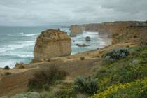 Die Twelve Apostles sind bis zu 60 m hohe, im Meer stehende Felsen aus Kalkstein. Sie liegen zwischen Princetown und Port Campbell im Port-Campbell-Nationalpark und sind wohl nach Uluṟu (Ayers Rock) die meistfotografierte Touristenattraktion Australiens.