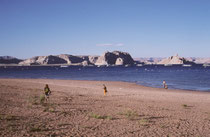 Der 658 km2 grosse Lake Powell, ein Stausee und Naherholungsgebiet liegt rund 350 km NO von Las Vegas. Er wurde vom Glen Canyon Dam bis 1980 aufgestaut und grenzt im Nordosten an den Canyonlands- sowie im Süden an den Grand-Canyon-Nationalpark.