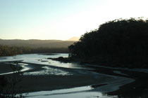 Unseren nächsten Halt war in Eden an der Ostküste Australiens geplant. Vor der Ankunft, in der Dämmerung überquerten wie den wunderbar mäandernden Towamba River.