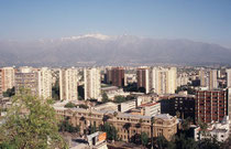 Santiago, die Hauptstadt Chiles. Im Hintergrund die schneebedeckten Anden (wir waren im Jahre  2002 im November dort, also im Spätfrühling)