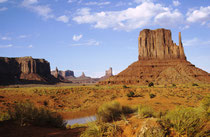 Vermutlich waren die Anasazi-Indianer, auch „die Uralten“ genannt, die ersten Einwohner des Monument Valleys. (mehr als 1500 Jahre alte Felshöhlenbehausungen). Sie verschwanden im 13. Jahrh. Heute leben dort ca. 300 Navajo. (s. auch Galerie USA IV).