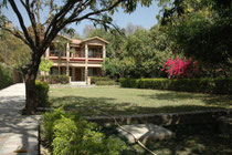Mit dem Zug und dem Bus reisten wir Richtung Norden zum Corbett Nationalpark, Uttarakhand. Dort wohnten wir während vier Nächten im Tiger Camp Resort in Dikhuli, Ramnagar in diesem schmucken Haus unmittelbar neben dem Nationalpark.