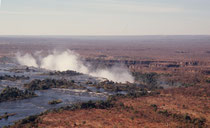 Die einheimischen Kololo nennen den Victoria-Wasserfall Mosi-oa-Tunya = „Donnernder Rauch“. Wenn der Zambezi sich auf einer Breite von 1708 m über 110 m in die Tiefe stürzt, ist der Sprühnebel, der bis zu 300 m aufsteigt noch in 30 km Entfernung zu sehen.