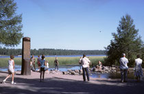 Das ist die Quelle des Mississippi am 450m ü. M. liegenden Lake Ithaska im NW von Minnesota. Von hier aus fliesst der Strom 3770 km durch die USA und mündet in den Golf von Mexiko. Die Quelle wurde im Jahre 1832 entdeckt.