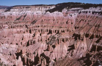 Das nur etwa 24,9 km² grosse Cedar Breaks National Monument, bestehend aus zwei halbrunden Hangabbrüchen, deren Formen an Amphitheater erinnern und auch so genannt werden, stellt das Gegenstück zum wesentlich bekannteren Bryce-Canyon-Nationalpark dar.