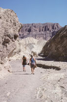 Wanderungen in den heissen Felstälern sind nich ohne Risiko. Reichlich Wasser – mehrere Liter pro Person und Tag – sind überlebenswichtig! (Weitere Bilder zum Death Valley NP finden sich in den Gallerien USA II und USA III).