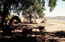 Unser Camp direkt am Ufer des Chobe, der im Zentralplateau von Angola entspringt. Links und rechts von unserem Camp kamen fast ununterbrochen Tiere vom trockenen Süden an den Fluss zum Trinken. Baden war wegen der Krokodile für uns verboten.