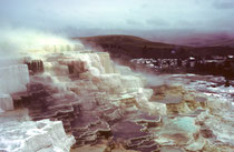 Im Hintergrund sieht man Mammoth Hot Springs, den Haupt- und Verwaltungsort des Yellowstone NP. Das Hotel, in dem wir wohnten wurde bereits 1937 errichtet, ein Flügel davon bereits 1911. Wir blieben dort ein paar Tage eingeschneit (Strassen gesperrt).