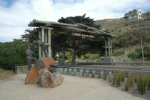 Die Great Ocean Road ist 243 km lang und verläuft entlang der australischen Südküste zwischen Warrnambool und Torquay. 1919 wurde mit dem Bau der Straße begonnen. Gebaut wurde sie von 3000 heimgekehrten Soldaten nach dem Ende des Ersten Weltkrieges.