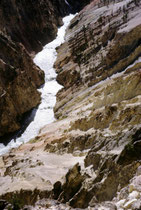 Der Yellowstone River, der grösste Fluss im Park, hat dem Nationalpark den Namen gegeben. Er fliesst über den Missouri und den Mississippi in den Golf von Mexiko. Seinen Namen hat der Fluss vom gelben Gestein des Yellowstone Canyon.