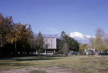 Der Greyhound-Bus brachte mich dann nach Colorado Springs zum Colorado College (Semesterbeginn am 1. Sept. 1963). Im Vordergrund die College Bibliothek („Tutt Library“) im Hintergrund der 4301 m hohe Pikes Peak, das Wahrzeichen des Colleges.